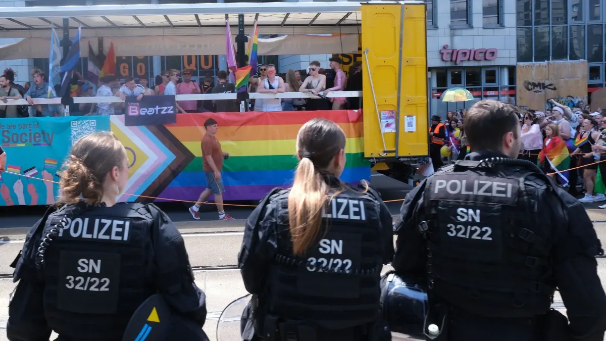 CSD Leipzig: 28.06.2025, Sachsen, Leipzig: Polizisten sichern den Umzug zum Christopher Street Day (CSD). Weit mehr als 10.000 Menschen feierten den Abschluss des CSD. Foto: Sebastian Willnow/dpa +++ dpa-Bildfunk +++