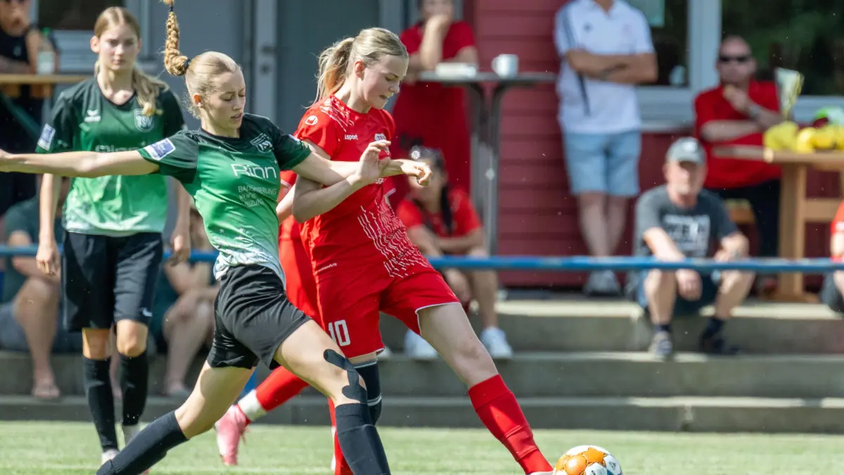 TSV Sondelfingen vs. TSV Ofterdingen, Fussball, B-Juniorinnen, Jugendfussball-Bezirkspokalfinale, Spielzeit 2024/2025, 28.06.2025: (TSV Sondelfingen, #07) und Sophia Sommer (TSV Ofterdingen, #10),
TSV Sondelfingen vs. TSV Ofterdingen, Fussball, B-Juniorinnen, Jugendfussball-Bezirkspokalfinale, Spielzeit 2024/2025, 28.06.2025,
Eibner-Pressefoto/Sascha Walther
