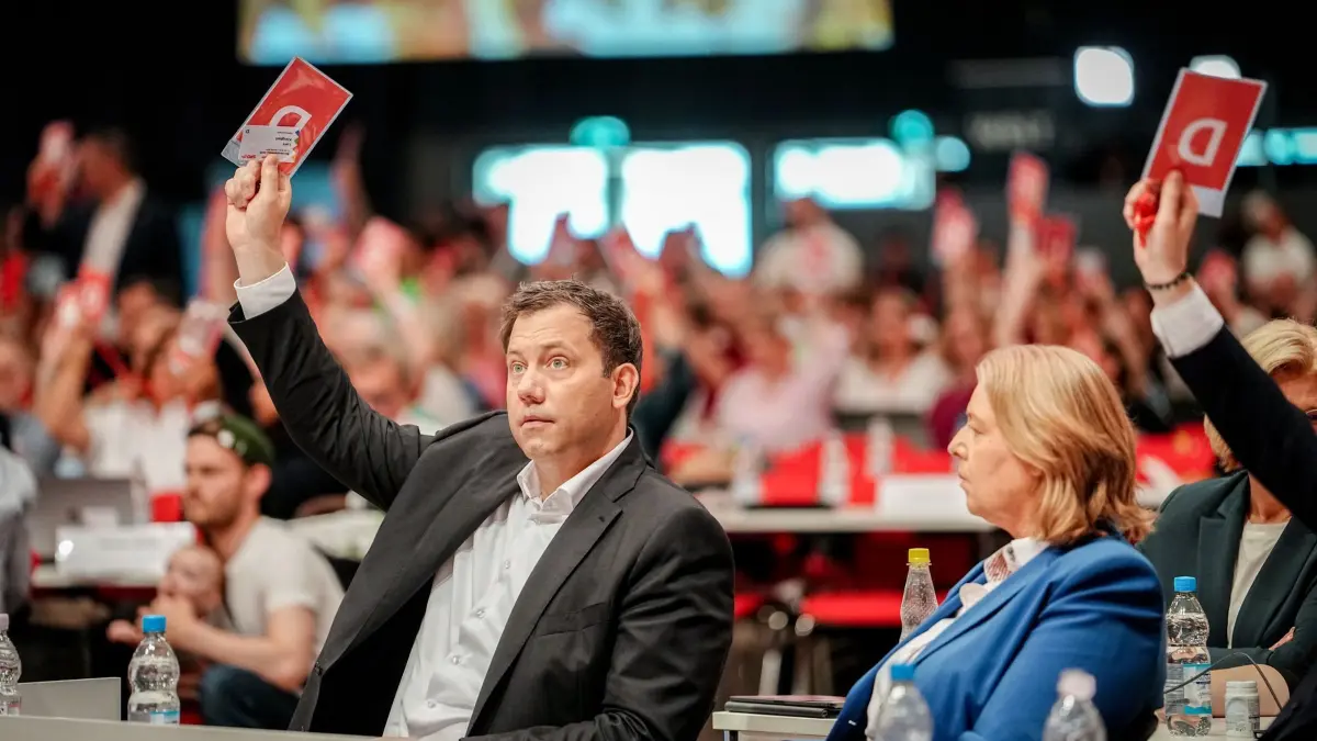 SPD-Bundesparteitag: 29.06.2025, Berlin: Bärbel Bas (SPD), Bundesministerin für Arbeit und Soziales und SPD-Parteivorsitzende, und Lars Klingbeil (SPD), Bundesminister der Finanzen, Vizekanzler und SPD-Bundesvorsitzender, stimmen am SPD-Bundesparteitag über den Antrag für ein AfD-Verbotsverfahren ab. Foto: Kay Nietfeld/dpa +++ dpa-Bildfunk +++