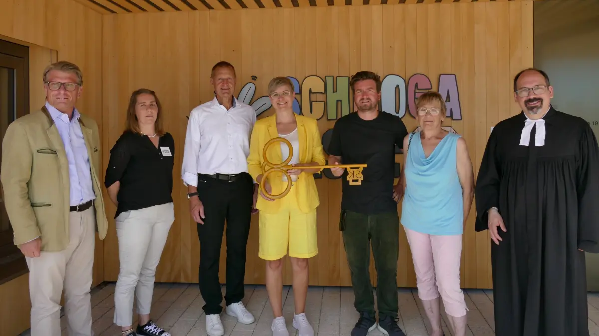Bürgermesiterin Raphaela Gonser (Mitte) hält den symbolischen Schlüssel fest in der Hand. Links von ihr Thomas Bareiß (MdB), die Leiterin der Schnoga Kiste Corrina Reinauer und der ehemalige Bitzer Bürgermeister Hubert Schiele (von links). Rechts neben ihr Architekt Florian Hagmüller, die Bitzer Bauamtsleiterin Monika Merly und Pfarrer Thomas Gerold.