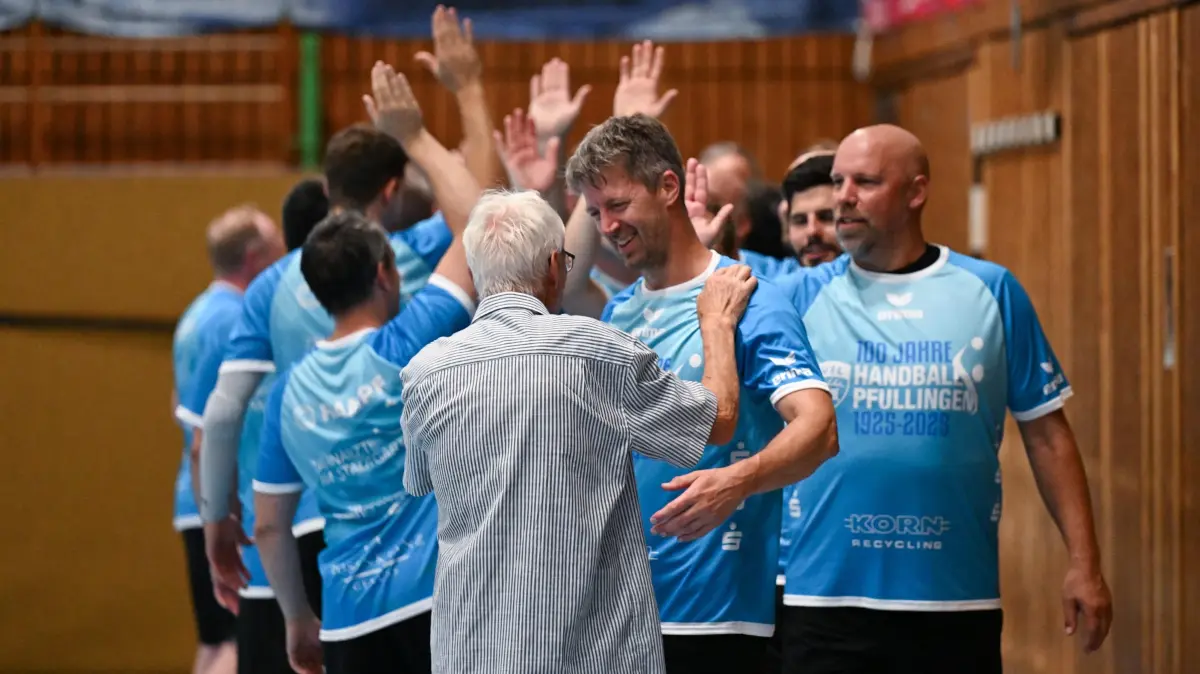 100 Jahr Handball Vfl Pfullingen - All-Star-Spiel: 100 Jahr Handball Vfl Pfullingen - All-Star-Spiel, 26.06.2025 - Markus Gaugisch bedankt sich bei Trainerlegende Kurt Reusch (links) - rechts Axel Kromer
Foto: Axel Grundler