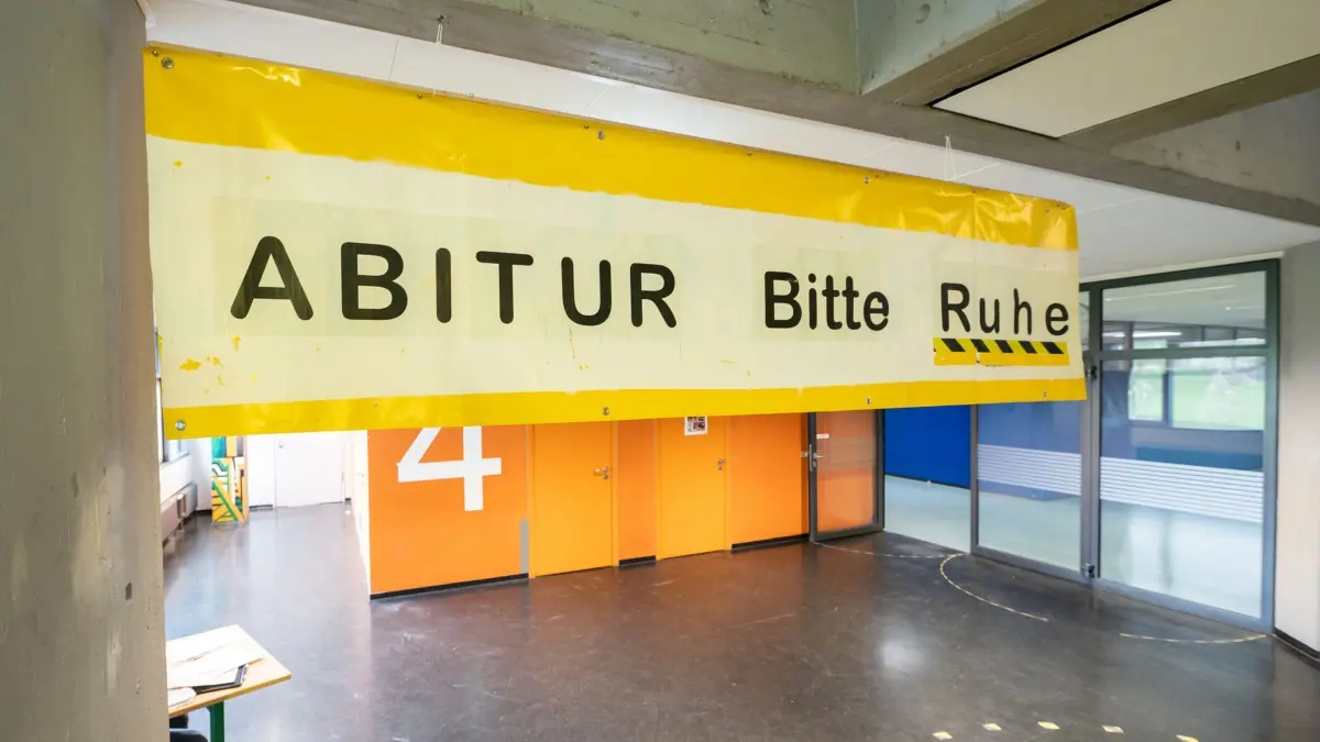 Abiturprüfungen: ARCHIV - 19.04.2023, Baden-Württemberg, Rottweil: Der Schriftzug «ABITUR Bitte Ruhe» hängt während der schriftlichen Abiturprüfung in Biologie im Treppenhaus im Leibniz-Gymnasium. (zu dpa: «Letzte Hürde vor dem Abi - Mündliche Prüfungen beginnen») Foto: Silas Stein/dpa +++ dpa-Bildfunk +++