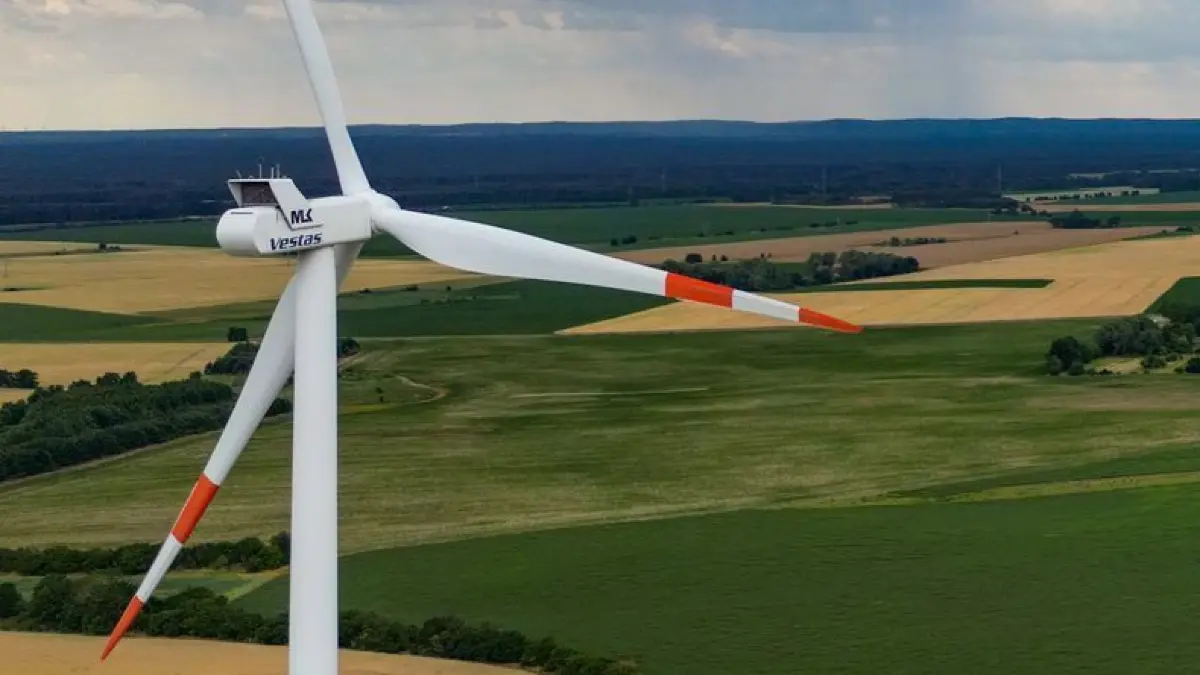 Wetter in Brandenburg: 29.06.2025, Brandenburg, Petersdorf: Dunkle Regenwolken ziehen über die Landschaft mit einer Windenergieanlage im östlichen Brandenburg (Luftaufnahme mit einer Drohne). Foto: Patrick Pleul/dpa +++ dpa-Bildfunk +++