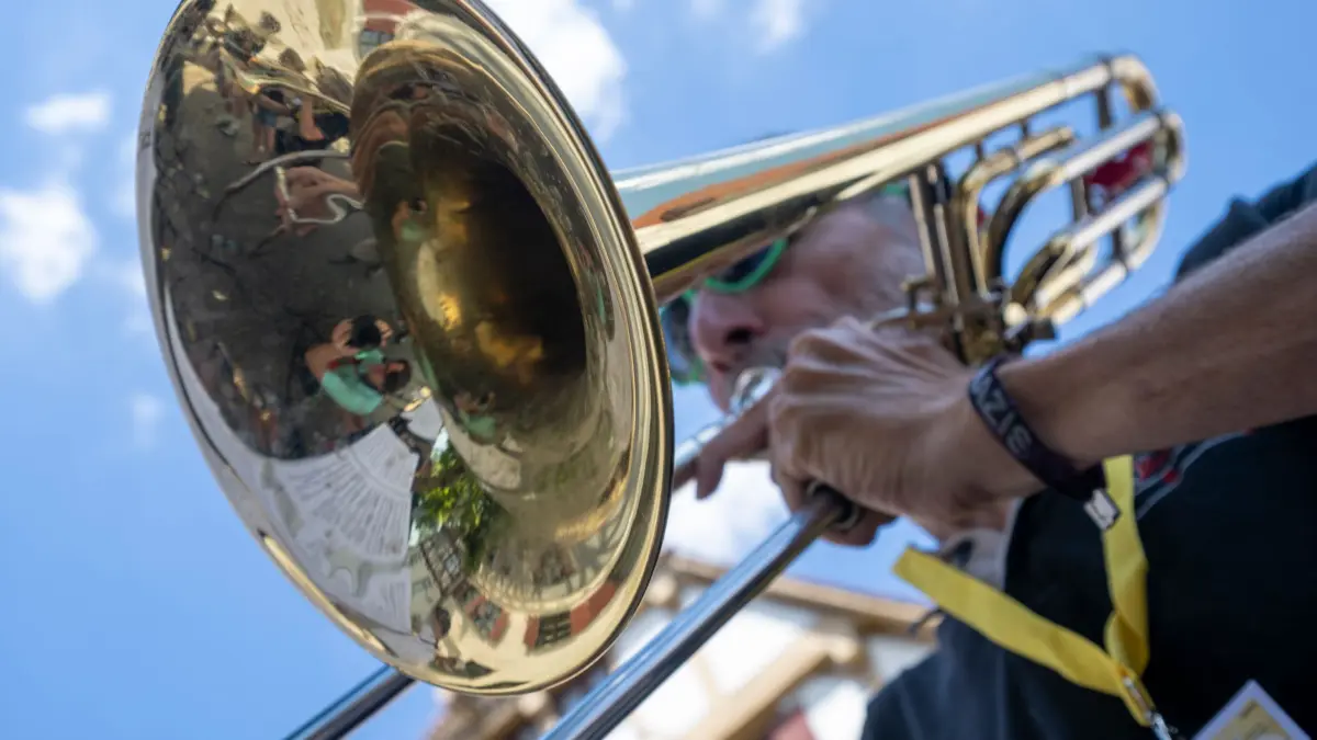 Landesposaunentag Ulm: 29.06.2025, Baden-Württemberg, Ulm: Bläser des Posaunenchors Bissingen an der Teck spielen am Fischerplätzle. Laut dem veranstaltenden Evangelischen Jugendwerk in Württemberg werden rund 6.000 Bläser sowie Besucher aus der württembergischen Landeskirche und darüber hinaus zum 50. Landesposaunentag erwartet. Foto: Stefan Puchner/dpa +++ dpa-Bildfunk +++