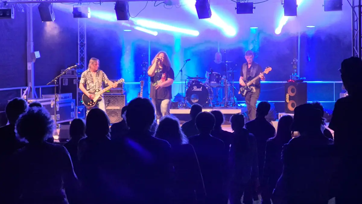 Die Berliner Coverband Lord Zeppelin begeisterte knapp 200 Besuch auf der Burgruine Hohenstein.