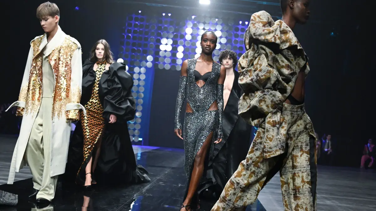 Models zeigen Kreationen des Designers Kilian Kerner in der Uber Eats Music Hall. In diesem Jahr ist die Südwest Presse auch vor Ort.