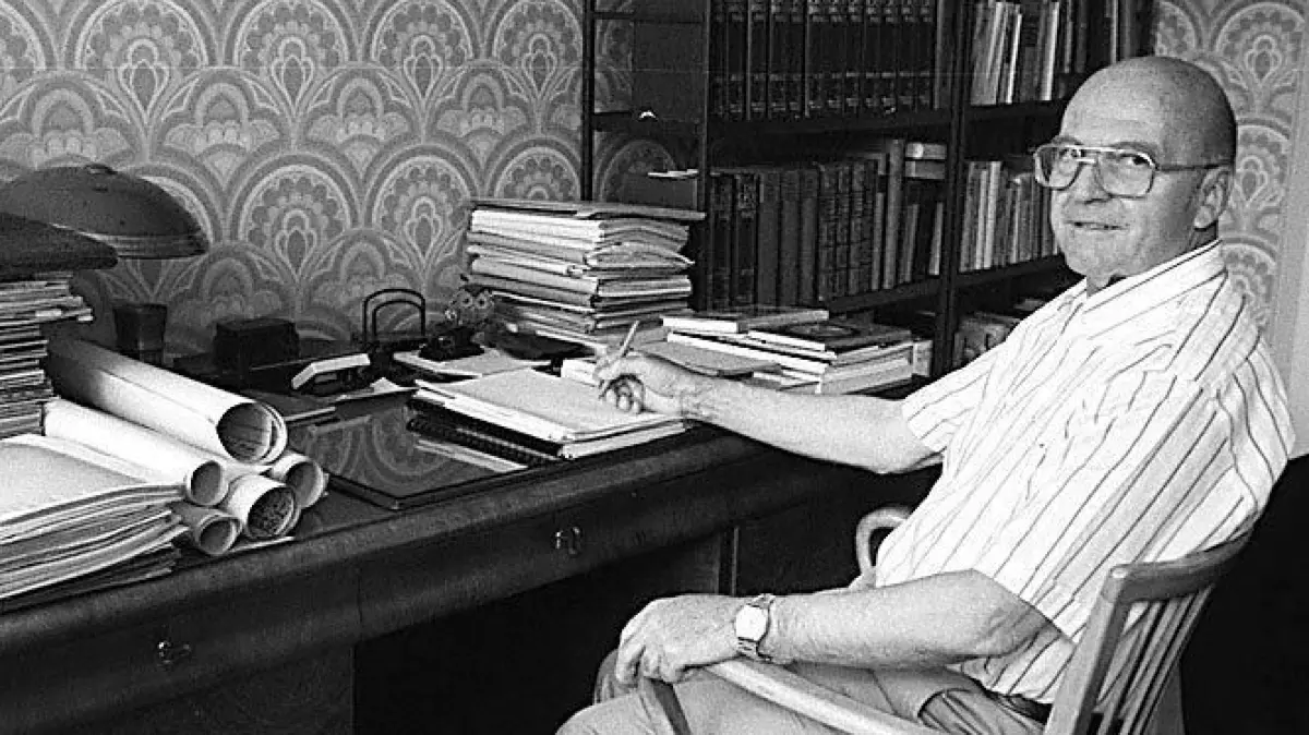 Willi Beuter an seinem Schreibtisch: Der frühere Horber Bürgermeister Willi Beuter an seinem Schreibtisch, am 19.8.98 wird er 70 Jahre alt/ aufgenommen am 14.08.98
