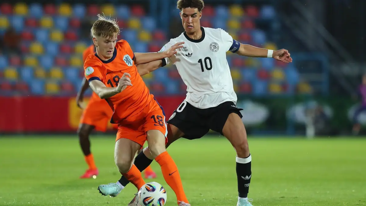 U19-EM: Deutschland - Niederlande: ARCHIV - 14.06.2025, Rumänien, Voluntari: Fußball, U19 Männer: EM, Deutschland - Niederlande, Vorrunde, Gruppe B, 1. Spieltag. Deutschlands Noah Darvich (r) und Mats Rots aus den Niederlanden kämpfen um den Ball. (zu dpa: «VfB Stuttgart verpflichtet U17-Weltmeister Darvich») Foto: Stefan Constantin/dpa +++ dpa-Bildfunk +++