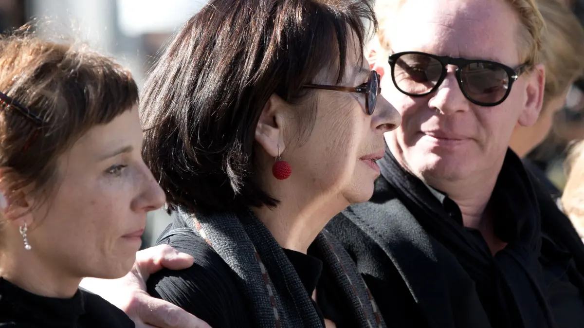 Meret Becker (l-r), Monika Hansen und Ben Becker nehmen 2013 Abschied von ihrem Vater und Ehemann, dem verstorbenen Schauspieler Otto Sander.