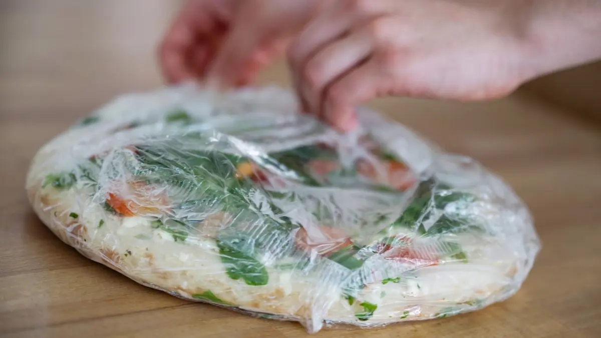 Tiefkühlpizza: ARCHIV - 24.06.2025, Baden-Württemberg, Stuttgart: Ein Mädchen packt eine tiefgekühlte Pizza aus. (zu dpa: «Ofen für Tiefkühlpizza verwehrt: Randale an Tankstelle») Foto: Marijan Murat/dpa +++ dpa-Bildfunk +++