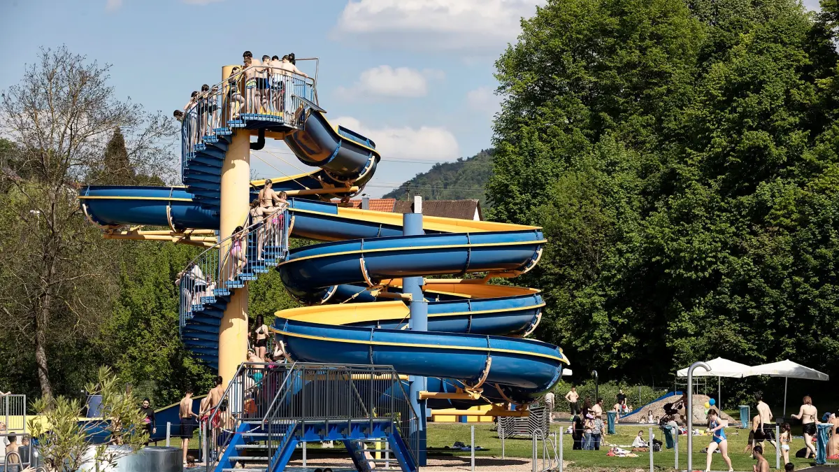 Das 5-Täler-Bad hat wieder geöffnet. Offizielle Einweihung des sanierten Geislinger Freibades mit geladenen Gästen und dem Anbanden mit freiem Eintritt am frühen Nachmittag ab 15:00 Uhr. Bei schönem Sommerwettert tummelten sich Jung und Alt im Freibad, hatten viel Spaß im Wasser und genossen die Abkühlung im kühlen Naß.