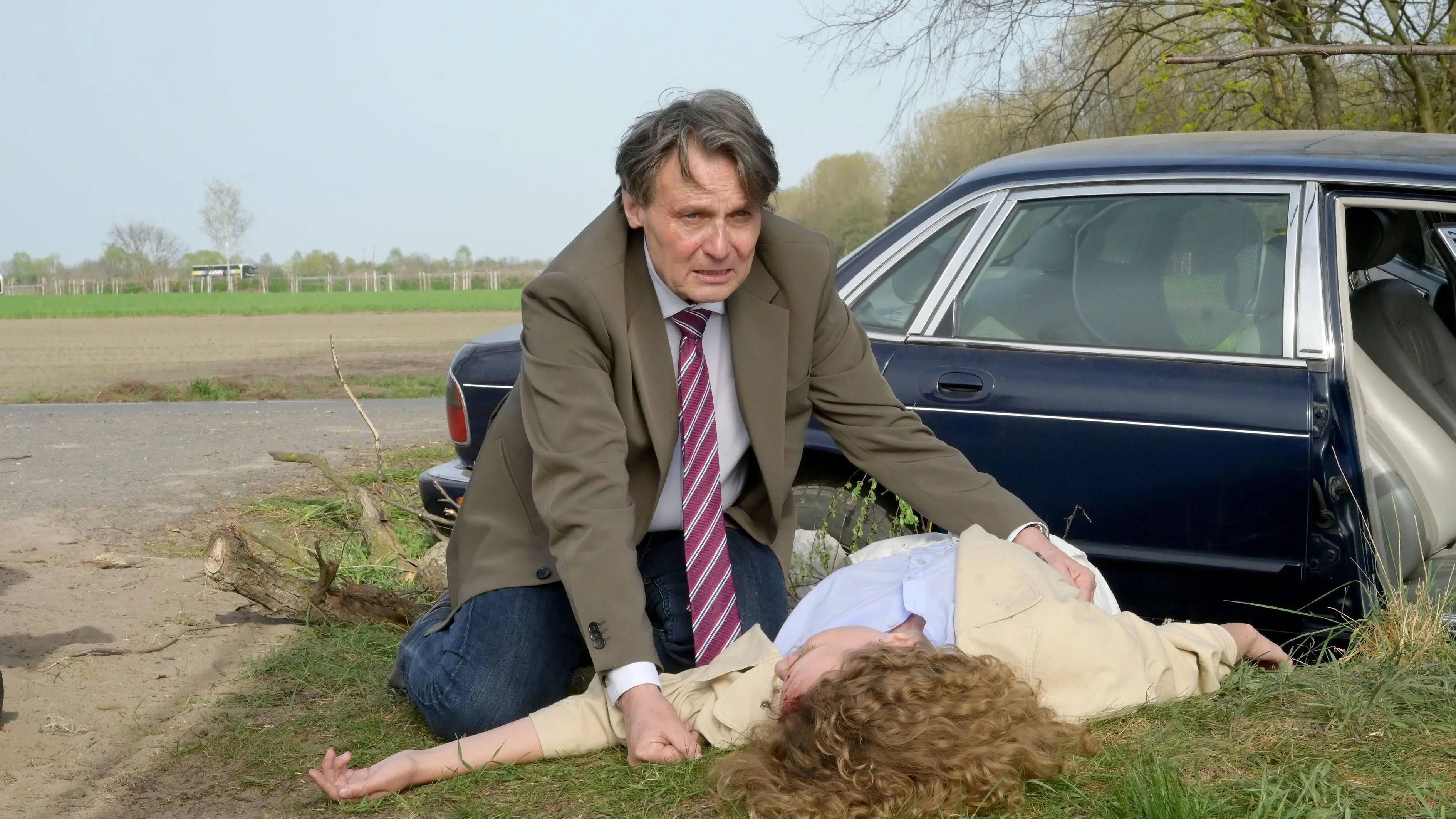 Nach dem Autounfall mobilisiert Jo Gerner (Wolfgang Bahro) alle Kräfte, um Paulina (Christina Arends) zu retten.