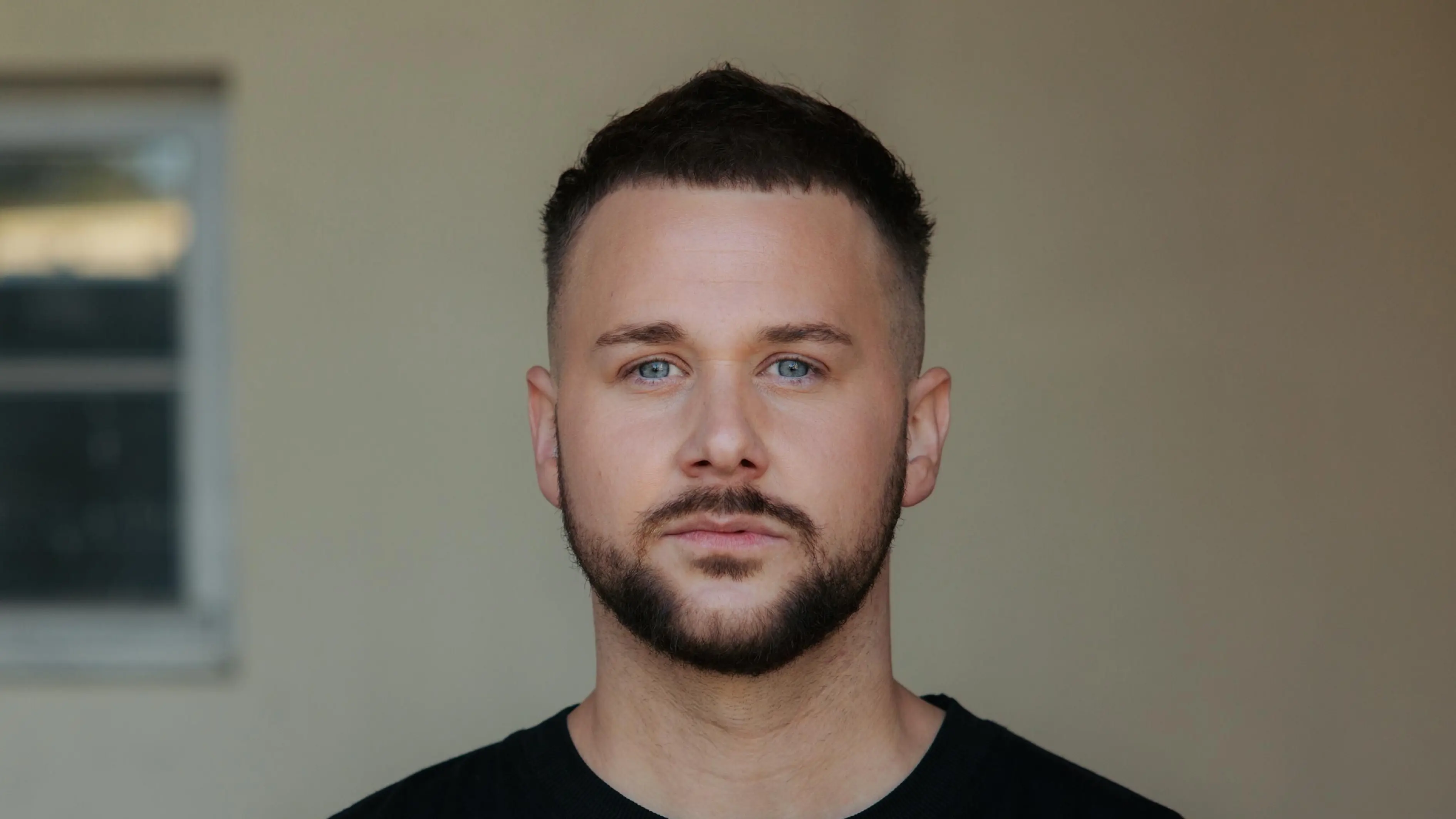 Jonas (Felix van Deventer) muss seinen Künstlernamen aufgeben.