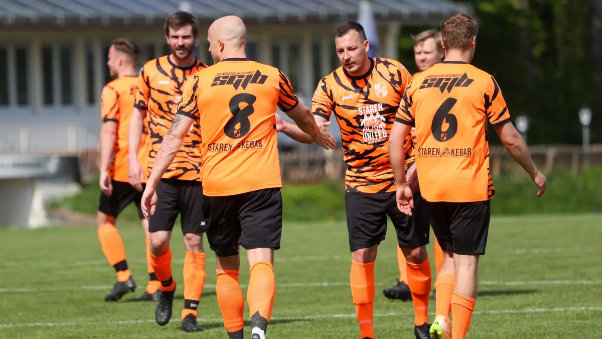 SGM Jebenhausen/Bezgenriet - TV Altenstadt II
Marc Hartmann (8) hat soeben den Hattrick zum 3:0 geschafft.