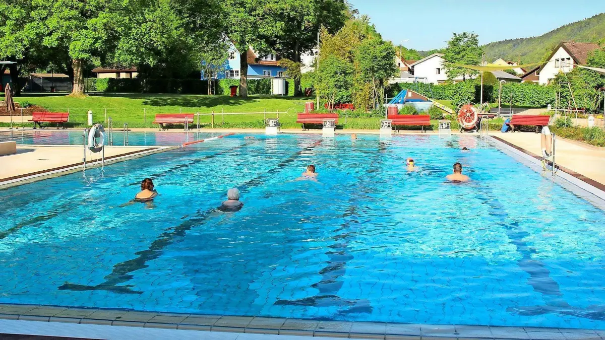 Im Sulzer Freibad Susolei zieht jeder gerne seine Bahnen (Archiv-Foto).