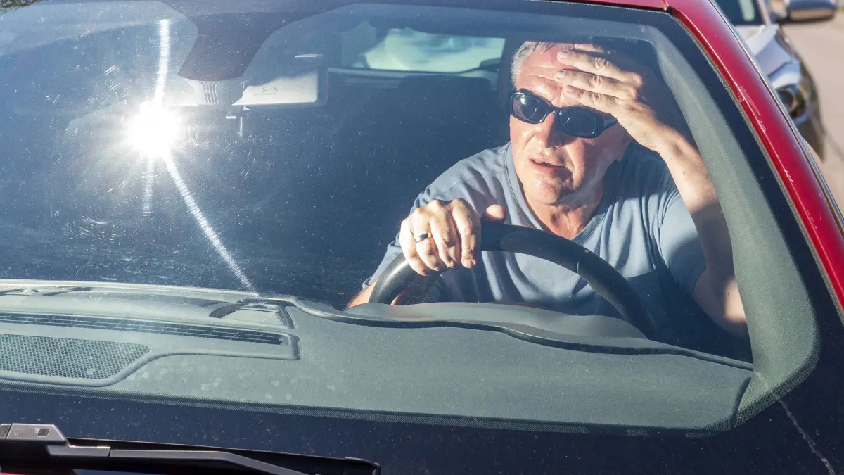 Extreme Hitze im Auto, Autofahrer schwitzt bei Innenraumtemperaturen von 45 Grad, München, 30. Juni 2025 Deutschland, München, 30. Juni 2025, brutale Hitze im Auto, Autofahrer schwitzt bei Innentemperaturen von 45 Grad, Auto hat fünf Stunden in der prallen Sonne geparkt, älteres Fahrzeug ohne Klimaanlage, Fahrer Ü60, Temperaturen draußen bei 32 Grad, Hitzegefahr, Gesundheitsrisiko für Ältere, Sommer, Sommerhitze, kein Schatten, Bayern, bayerisch, *** Extreme heat in the car, driver sweats at interior temperatures of 45 degrees, Munich, June 30, 2025 Germany, Munich, June 30, 2025, brutal heat in the car, driver sweats at interior temperatures of 45 degrees, car has been parked for five hours in the blazing sun, older vehicle without