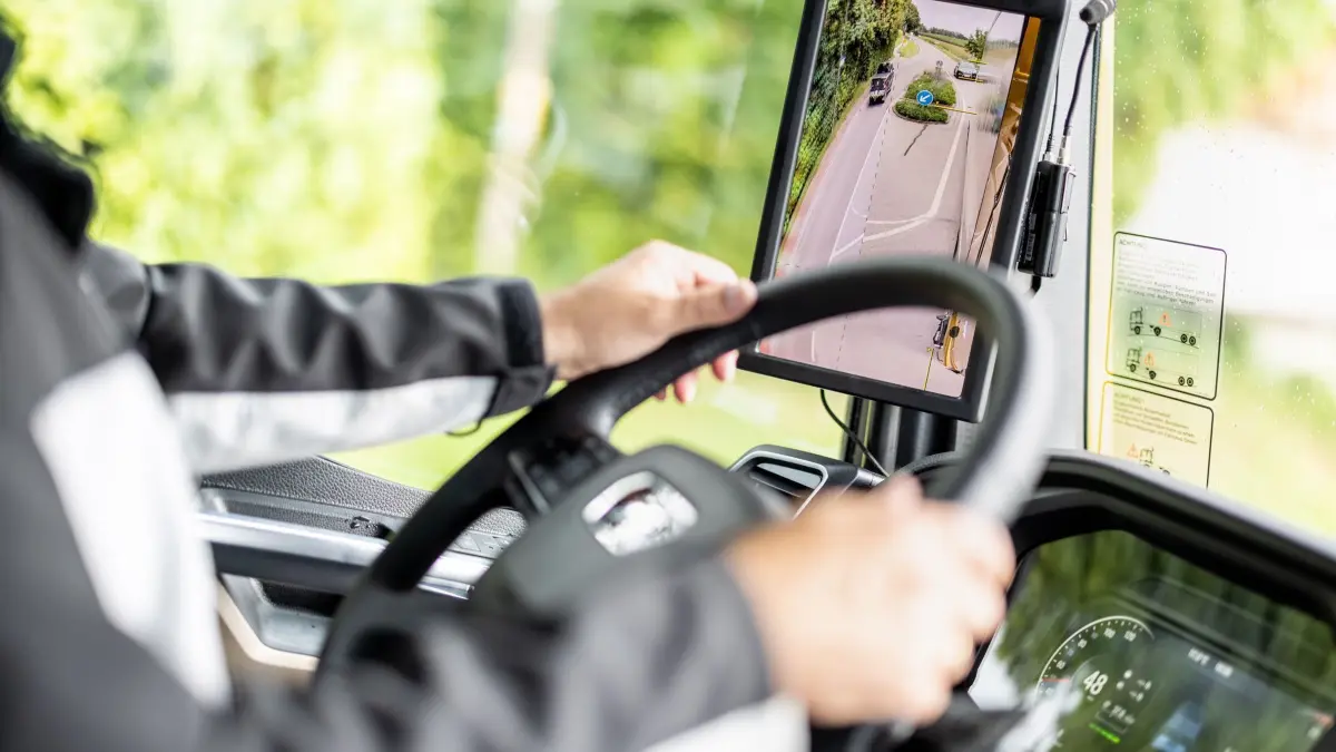 Display eines digitalen Außenspiegels in einem Lastwagen: ARCHIV - Mehr sehen ohne Spiegel? Ja, zumindest ohne klassischen Spiegel, hier sollen Kameras und Displays dem Fahrer mehr vom Geschehen rund um den Lkw zeigen. (zu dpa: «David gegen Goliath? - Wie Lkw-Fahrer die Verkehrswelt sehen») Foto: Matthias Balk/dpa/dpa-tmn - Honorarfrei nur für Bezieher des dpa-Themendienstes +++ dpa-Themendienst +++