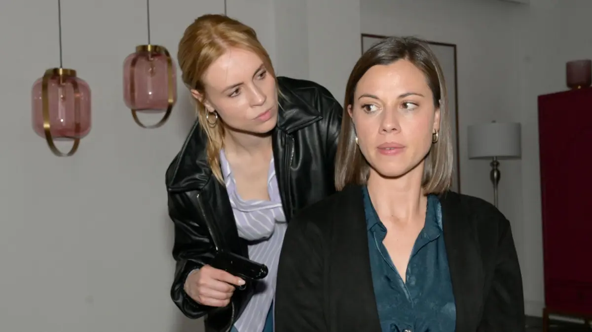 Zoe (Lara Dandelion Seibert, l.) bedroht Matilda (Anna-Katharina Fecher).