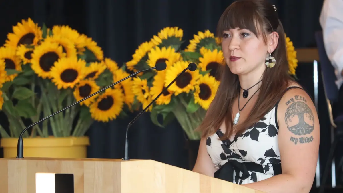 Die Industriekauffrau Jenifer Kleindienst sprach bei der Abschlussfeier für die Schülerschaft.