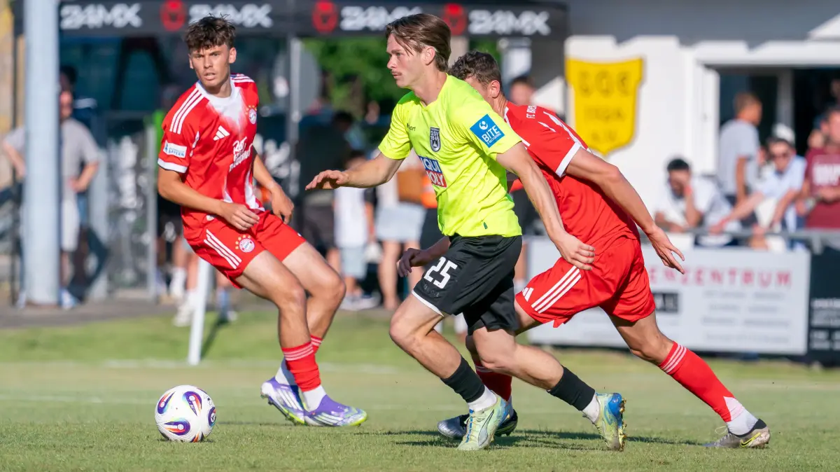 Fußball, SSV Ulm: Testspiel der Spatzen am Mittwochabend gegen den FC Bayern München II SSV Ulm Fussball in Ersingen, Elias Löder