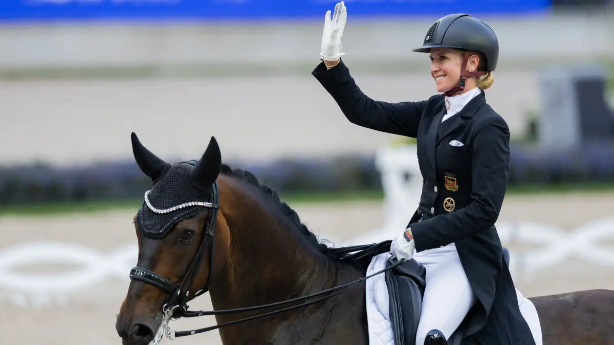 CHIO Aachen: 02.07.2025, Nordrhein-Westfalen, Aachen: Pferdesport/Springen, CHIO Aachen, Grand Prix. Die deutsche Reiterin Jessica von Bredow-Werndl auf dem Pferd Diallo 3 winkt. Foto: Rolf Vennenbernd/dpa +++ dpa-Bildfunk +++