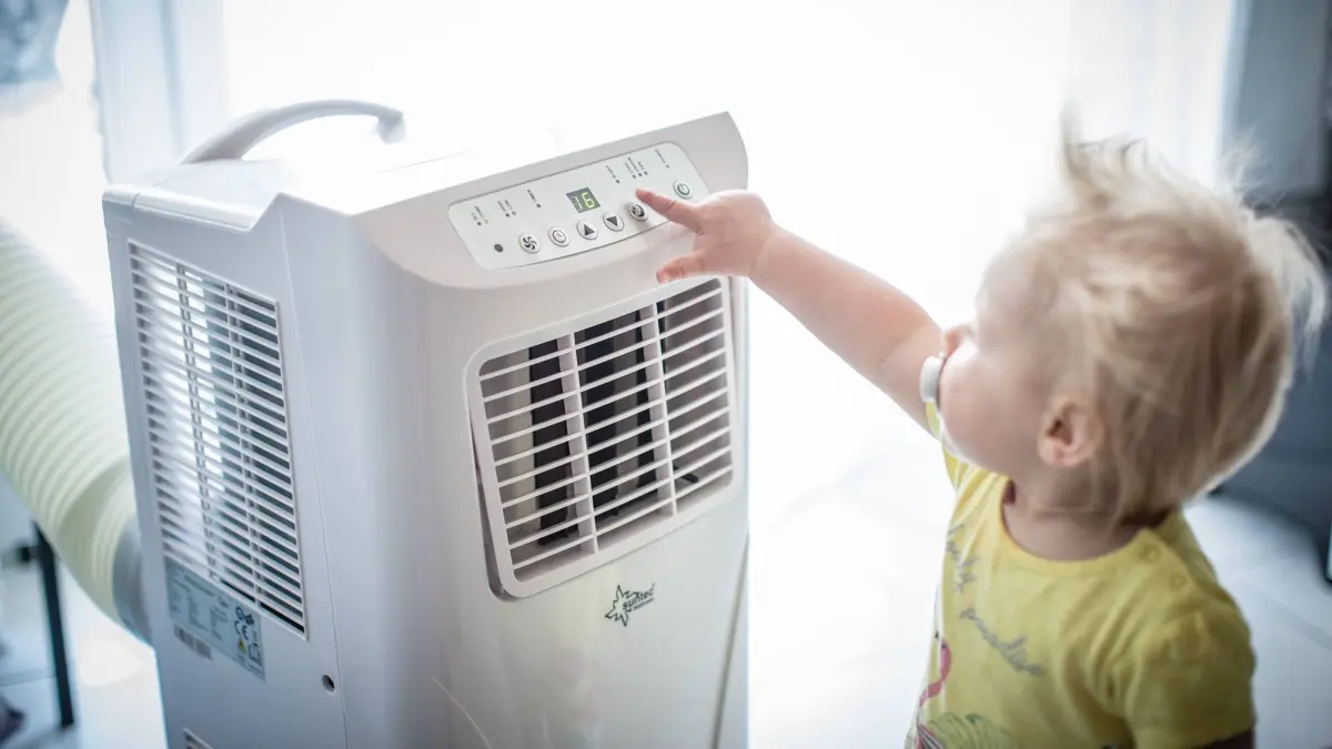 Mobile Klimageräte gegen die Hitzewelle. Kühle und angenehme Temperaturen zu Hause, am Arbeitsplatz und im Homeoffice. 13.07.2020: Symbolbild einer mobilen Klimaanlage in einer Wohnung, am Arbeitsplatz oder im Homeoffice. Ein Kleinkind steht davor, das Haar weht im Wind. Die Klima sorgt für angenehme Temperaturen bei der Sommerhitze. Copyright: KS-Images.dex/xKarstenxSchmalz Baden-Württemberg Deutschland *** Mobile air conditioners against the heat wave Cool and pleasant temperatures at home, at work and in the home office 13 07 2020 Symbolic image of a mobile air conditioner in an apartment, at work or in the home office A small child stands in front of it, its hair blowing in the wind The climate provides pleasant temperatures in the