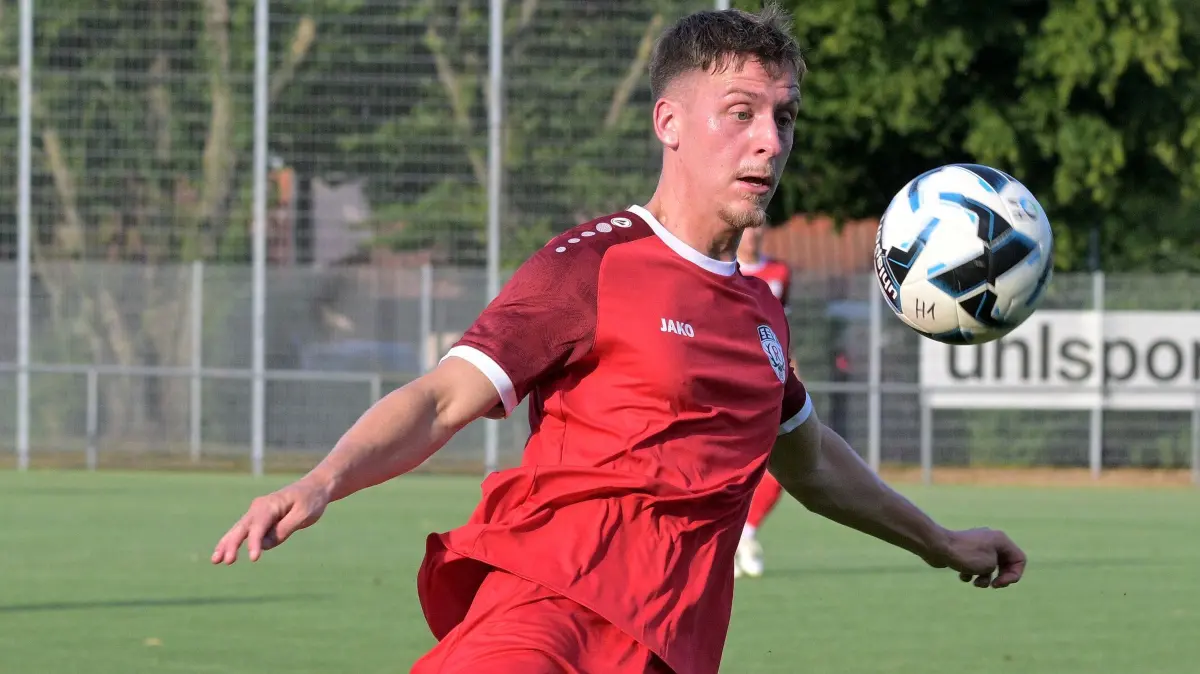 Fussball Vorbereitungsspiel | TSVgg Plattenhardt vs. SSV Reutlingen: Fussball / Testspiel | TSVgg Plattenhardt (blau) vs. SSV Reutlingen (rot) // 2025-07-02 // Foto: Joachim Baur // #7 Jonas Meiser (SSV Reutlingen)