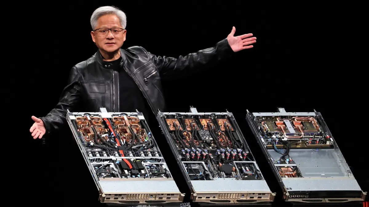 Jensen Huang, Chef von Nvidia: ARCHIV - 19.05.2025, Taiwan, Taipeh: Jensen Huang, Präsident und CEO der Nvidia Corporation, hält eine Rede während der Messe Computex 2025 in Taipeh, Taiwan. (zu dpa: «USA dominieren die Börsen – Deutsche Firmen Außenseiter») Foto: Chiang Ying-ying/AP/dpa +++ dpa-Bildfunk +++