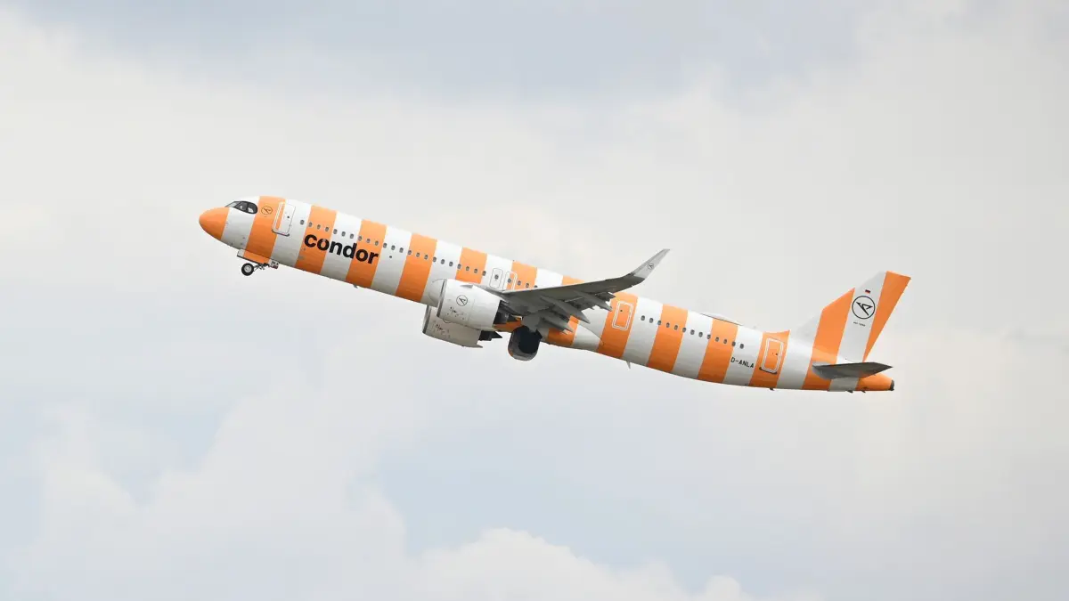 Hessen startet in die Sommerferien: ARCHIV - 27.06.2025, Sachsen, Schkeuditz: Ein Flugzeug Airbus A321neo der Condor im weiß-gelben Streifen-Look steigt in die Höhe. (zu dpa: «Ab in die Ferien») Foto: Elisa Schu/dpa +++ dpa-Bildfunk +++