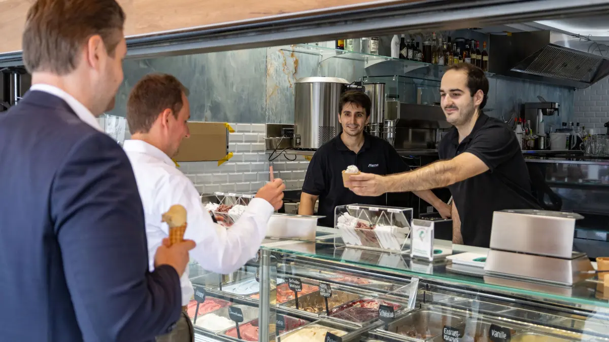 Göppingen Eiscafe Pierrot wieder geöffnet GF Philipp Mangelkrammer re mit Mitarbeiter Jonas Lay