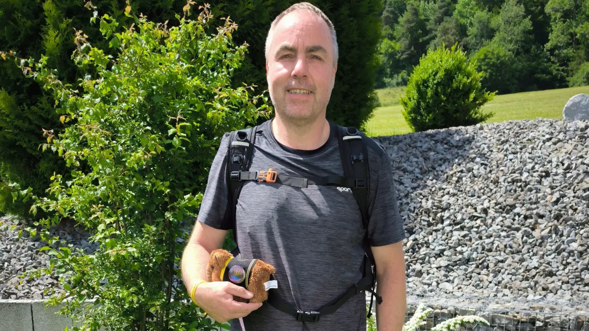 So ist Holger Aßmann mit seinem Maskottchen immer unterwegs