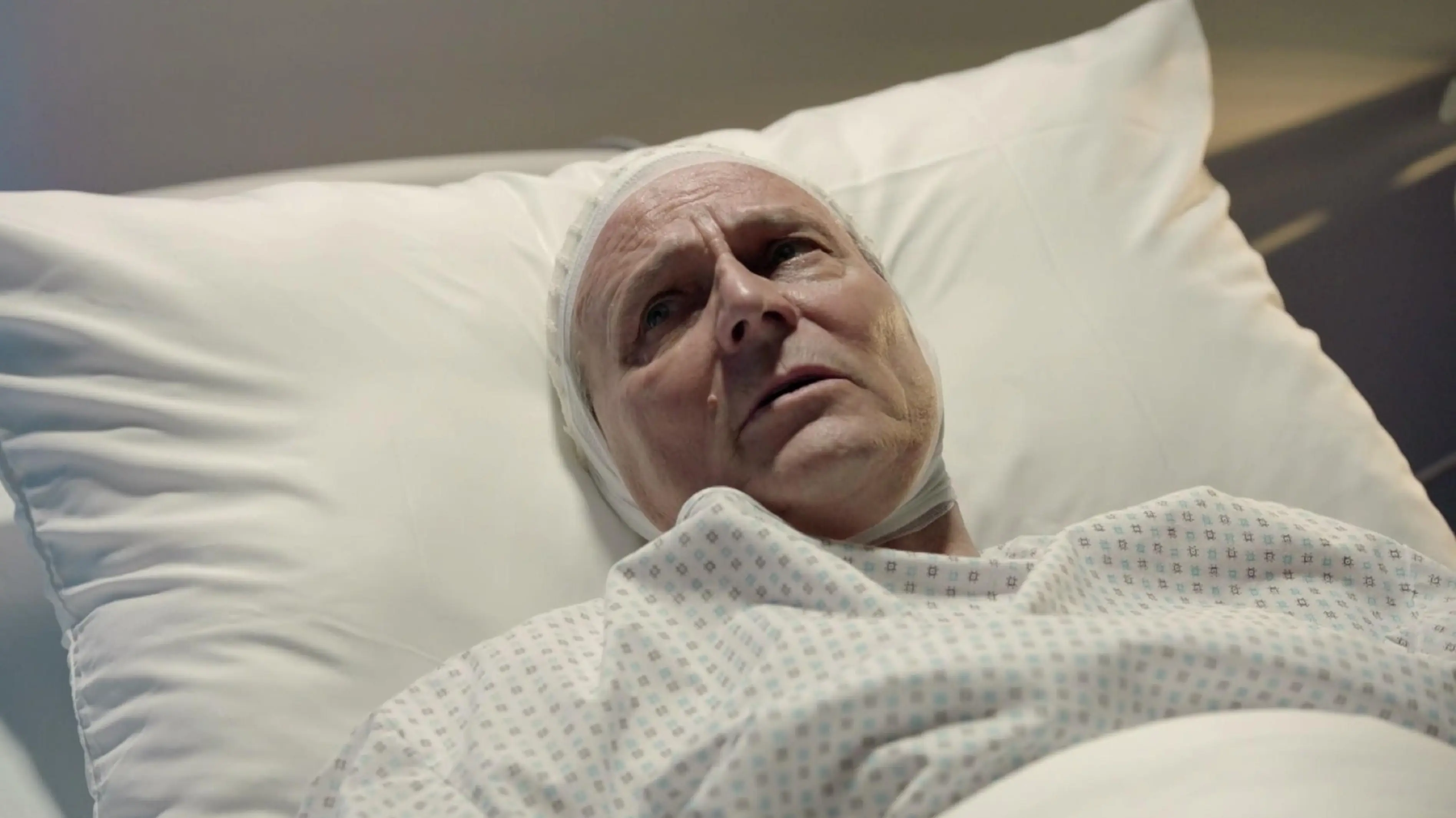 Jo Gerner (Wolfgang Bahro) liegt nach einem schweren Unfall im Krankenhaus.