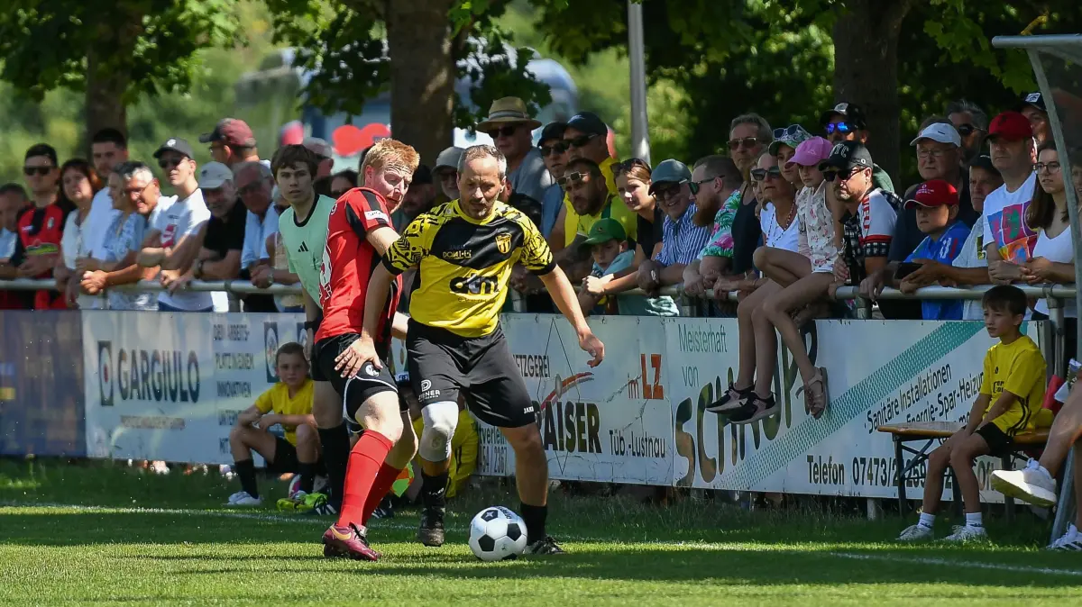 TSV Dettingen/Rottenburg AH vs. SC Freiburg Traditionsmannschaft, Freundschaftsspiel zu 750 Jahre Dettingen, 05.07.2025: Zweikampf, Andreas Ibertsberger (SC Freiburg Traditionsmannschaft, #19), Jan Derbogen (TSV Dettingen/Rottenburg AH, #21)
TSV Dettingen/Rottenburg AH vs. SC Freiburg Traditionsmannschaft, Freundschaftsspiel zu 750 Jahre Dettingen, 05.07.2025,
Foto: Eibner-Pressefoto/Ralph Kunze