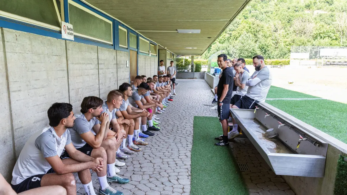 Fussball Landesliga: Fussball Landesliga; Trainingsauftakt SC Geislingen;
Ansprache des neuen Trainers Metin Kartal vor der ersten Trainingseinheit;
05.07.2025; Stadion Eybacher Tal; Geislingen.
Foto: Thomas Madel