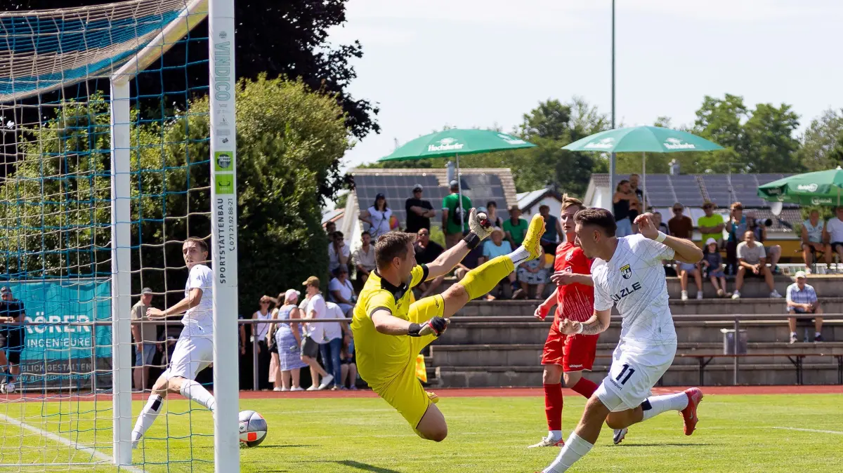 Treffsicher: Der Balinger Pedro Almeida Morais (rechts) trifft im ersten Halbfinale gegen die SG Empfingen. Torwart Matthias Müller ist ohne Chance. Der Regionalligist zieht nach einem 4:2-Erfolg ins Endspiel ein.