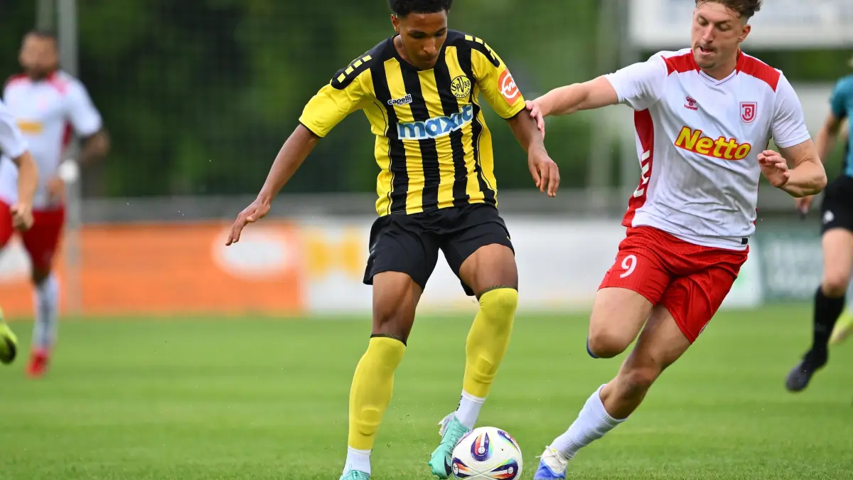 SSV Jahn Regensburg - SpVgg Bayreuth: 06.07.2025 - Fussball - Saison 2025 2026 - Testspiel / Freundschaftsspiel / Vorbereitungsspiel : SSV Jahn Regensburg - SpVgg Bayreuth - / - xwoxzix - Philip Udogu 22, SpVgg Bayreuth Dejan Galjen 9, SSV Jahn Regensburg *** 06 07 2025 Soccer season 2025 2026 Test match friendly match preparation match SSV Jahn Regensburg SpVgg Bayreuth xwoxzix Philip Udogu 22, SpVgg Bayreuth Dejan Galjen 9, SSV Jahn Regensburg