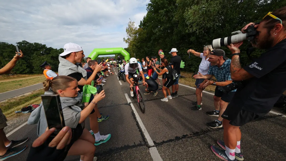 Triathlon Challenge Roth: 06.07.2025, Bayern, Roth: Triathlon: Challenge, Ironman (3,86 km Schwimmen, 180 km Radfahren, 42,195 km Laufen): Der deutsche Triathlet Jonas Schomburg ist auf der Radstrecke unterwegs. Foto: Daniel Karmann/dpa +++ dpa-Bildfunk +++