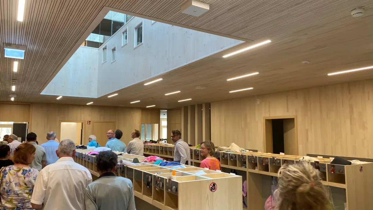 Gemeinderäte besichtigen, die neue Kindertagesstätte mittendrin in Ehingen. Einrichtung, Leiterin Sarah Albrecht führt durch das Gebäude. Der Bau hat – inklusive elf geförderter Wohnungen – die Stadt und 14 Millionen gekostet.