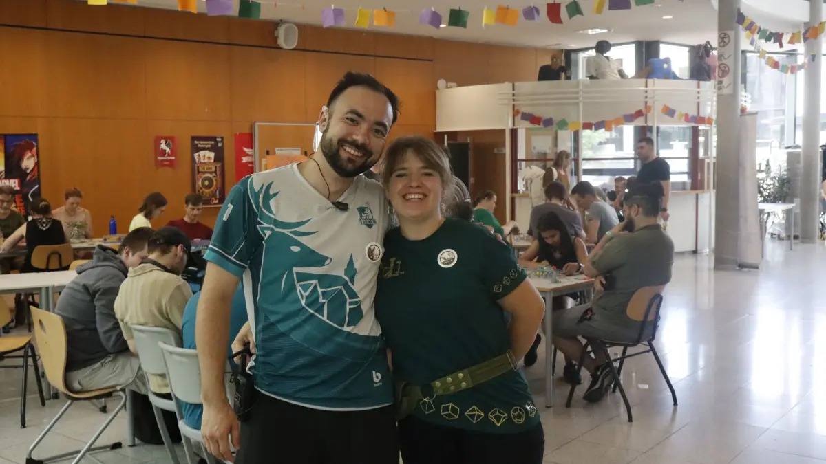 Eine Glückliche Kooperation zwischen Daniel Winter und Laura Fee Engelke. Dieses Jahr veranstalten Troll e.V und Elysium Gaming zusammen die Hügelcon.