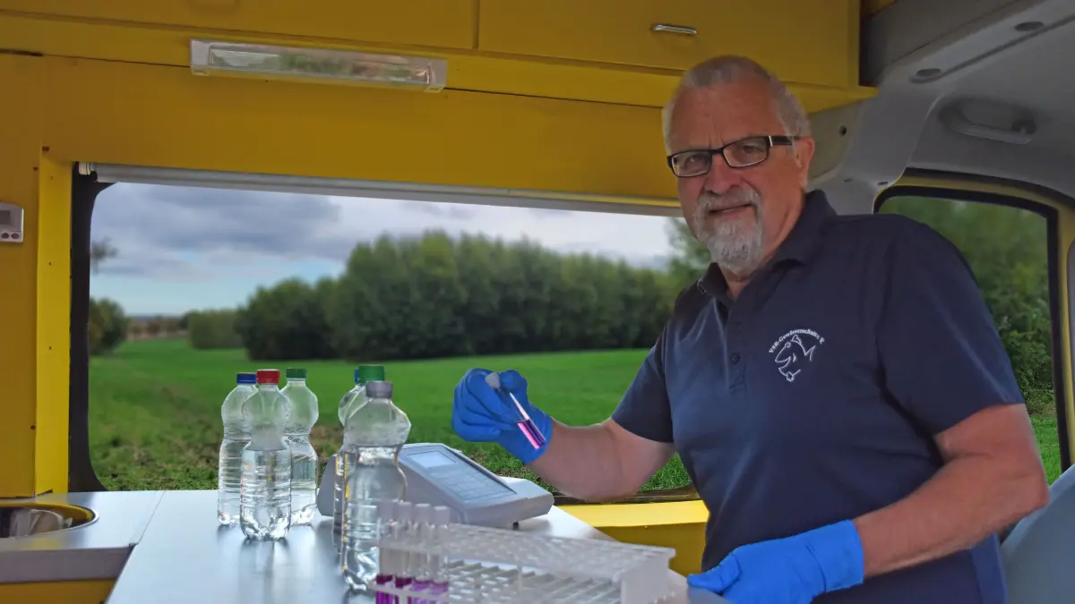 Diplom-Physiker Harald Gülzow vom Verein VSR-Gewässerschutz analysierte die Wasserproben aus der Region.