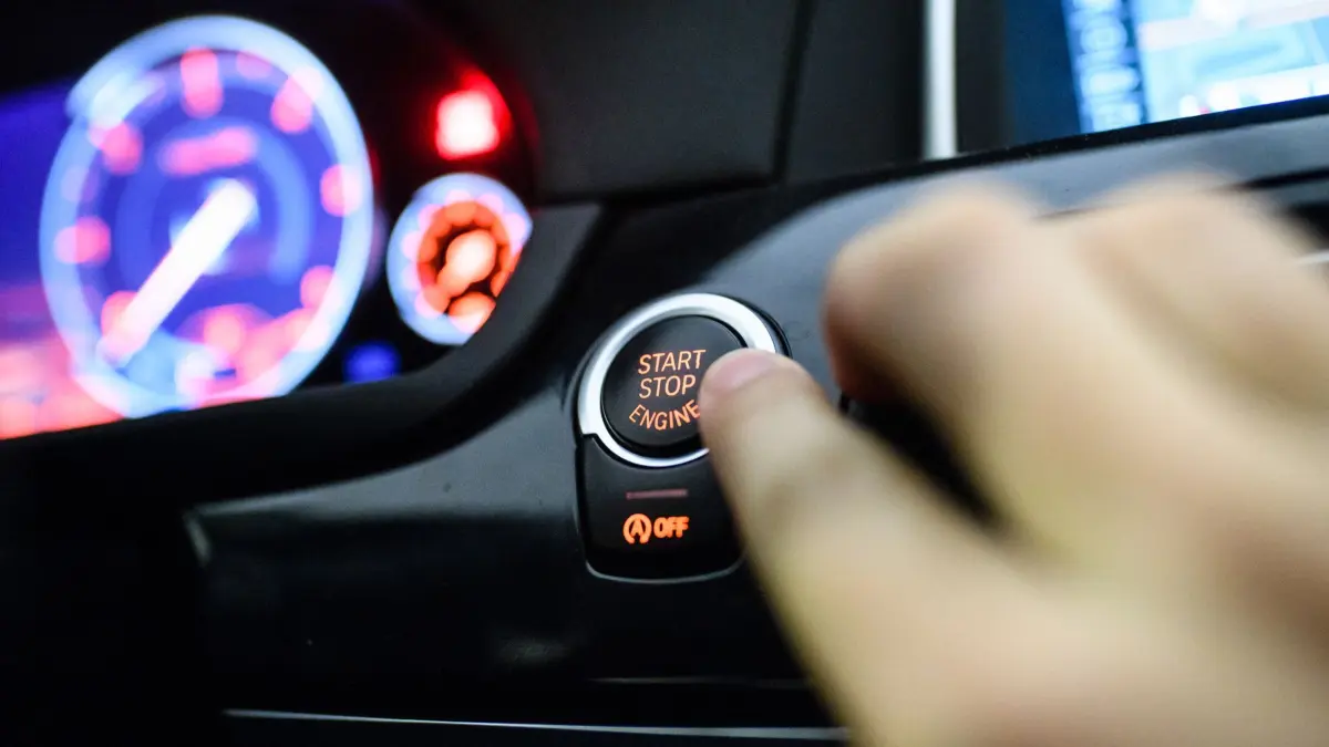 02.11.2018, Bayern, München: ILLUSTRATION - Ein Mann drückt den Start-Stop-Knopf eines BMW. Autodiebe haben es in Bayern zunehmend auf Fahrzeuge mit dem Schließmechanismus "Keyless-Go" abgesehen. (zu dpa "Tückische Technik: Wie Autodiebe Luxuswagen klauen" vom 03.11.2018) Foto: Matthias Balk/dpa +++ dpa-Bildfunk +++