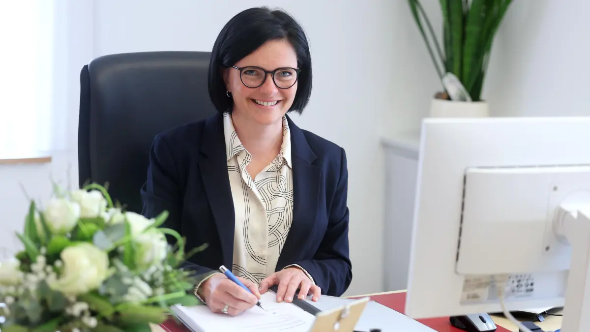 Anja Sauer: Anja Sauers erster Tag als Bürgermeisterin Römersteins (31.3.2022) in ihrem Büro im Rathaus.