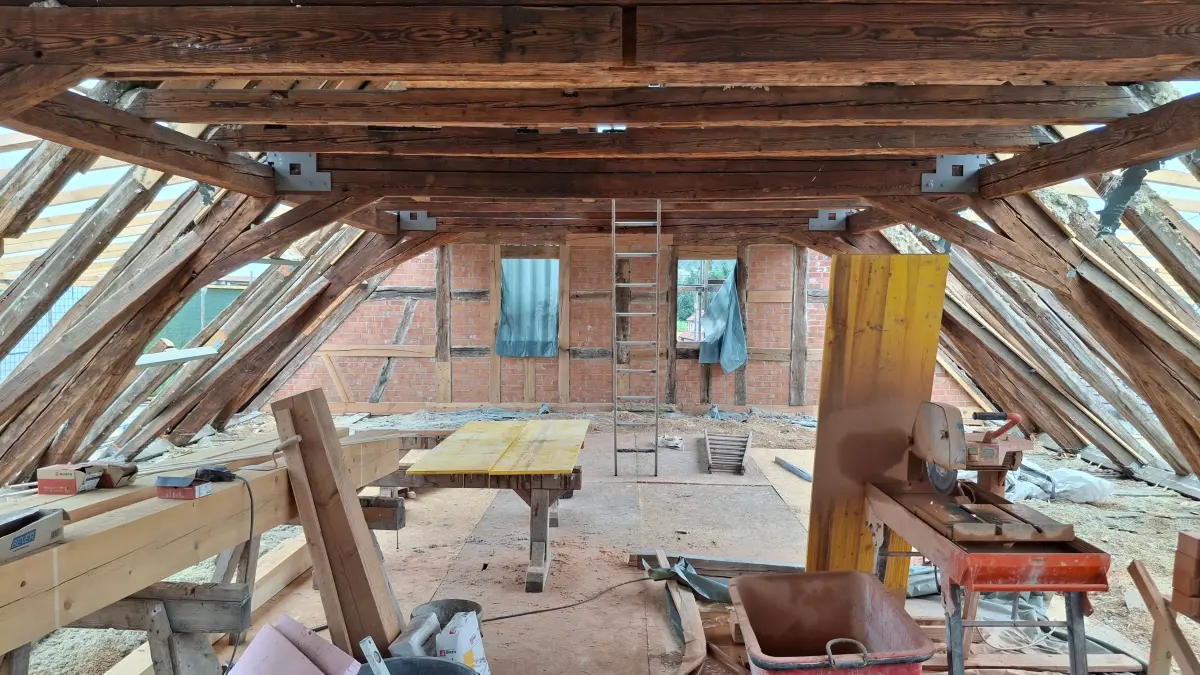 Der Dachstuhl des alten Ofterdinger Rathauses mit dem einen oder anderen morschen Holzbalken