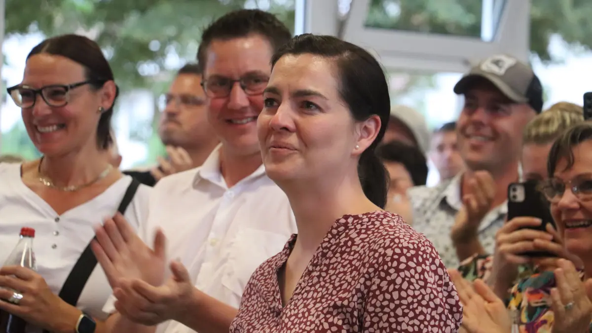 Kandidatin Judit Schönpflug nach der Bekanntgabe des eindeutigen Ergebnisses bei der Bürgermeisterwahl in Bühlerzell.