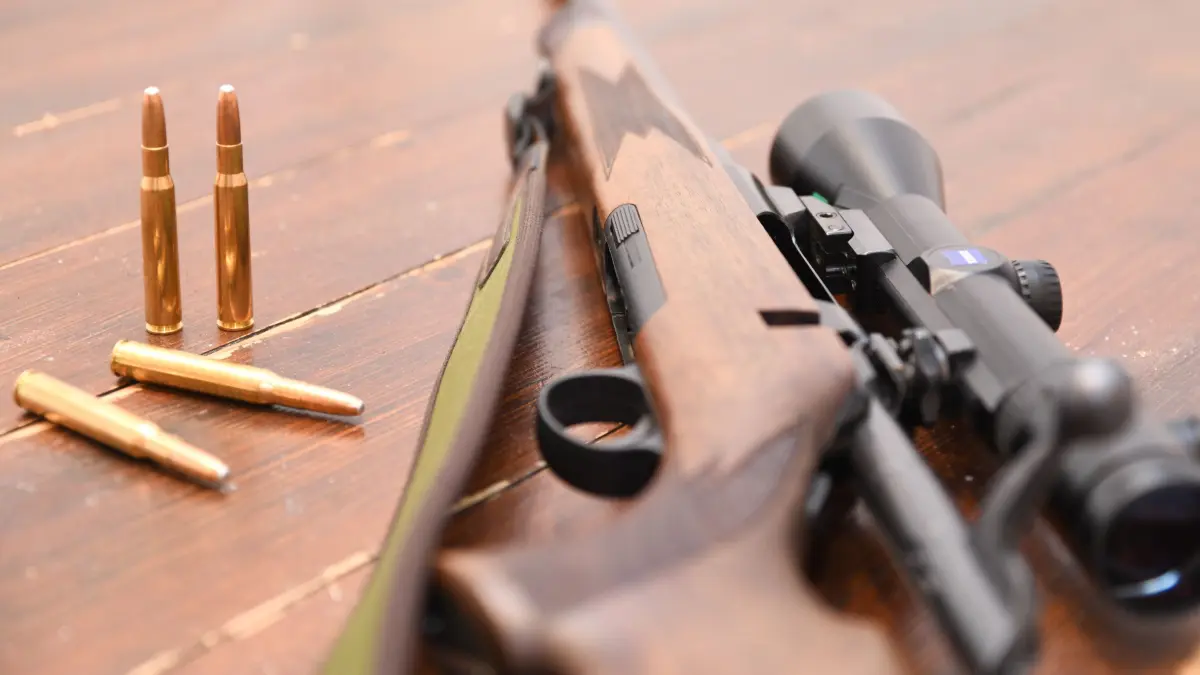 Ein Jagdgewehr und Munition vom Kaliber 30-06 Springfield liegen auf einem Tisch. (zu dpa: «Knapp 15 000 Menschen im Südwesten dürfen mit Sprengstoff hantieren») +++ dpa-Bildfunk +++