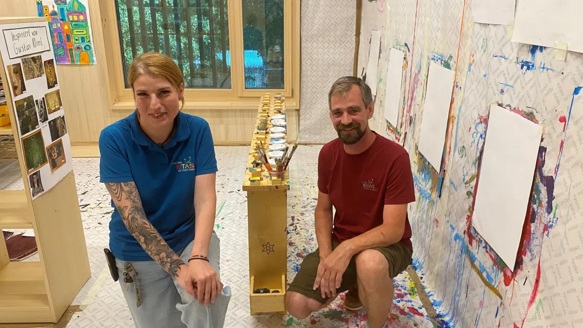 Carsten Steiniger leitet den neuen Kindergarten „Mittendrin“ (r.). Sarah Albrecht leitet den Kindergarten Hopfenhaus, der derzeit saniert wird, weshalb die Kinder zurzeit im Mittendrin untergebracht sind.