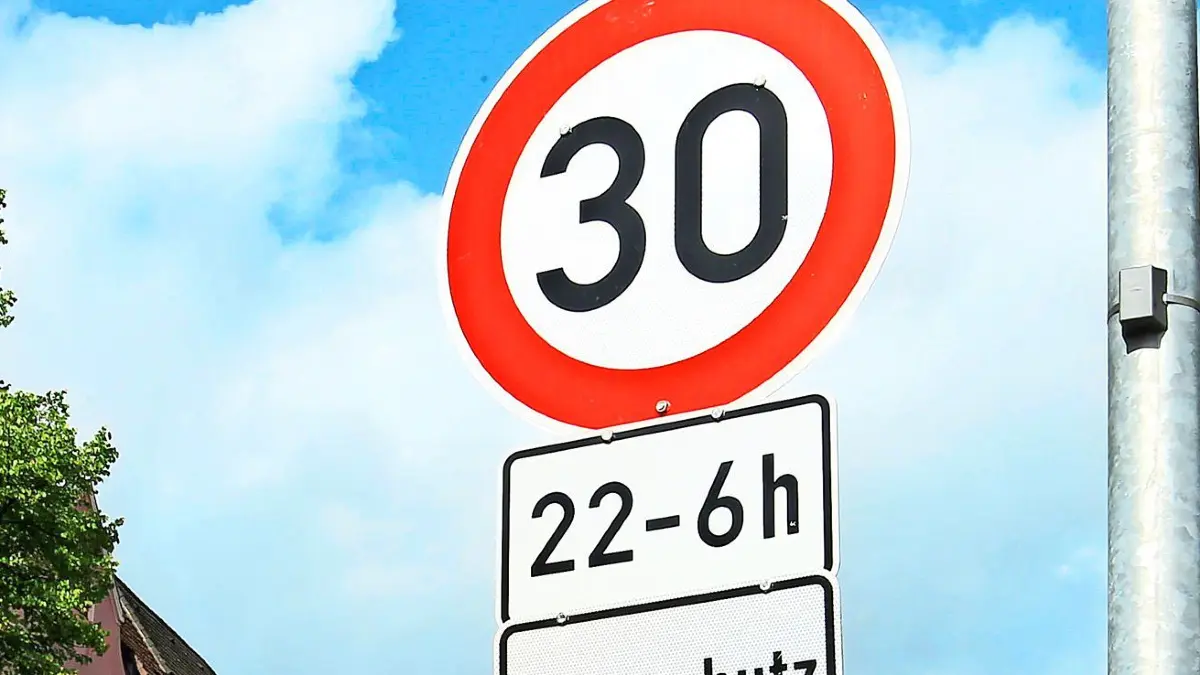 Das Verkehrszeichen 274-30 weist Verkehrsteilnehmer an der Barmbeker Straße darauf hin, dass hier von 22 Uhr abends bis 6 Uhr morgens aus Lärmschutzgründen nur Tempo 30 erlaubt ist. Winterhude Hamburg *** The traffic sign 274 30 informs road users on Barmbeker Straße that only 30 km/h is permitted here from 10 p.m. to 6 a.m. for noise protection reasons Winterhude Hamburg