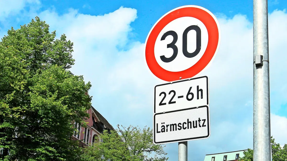Das Verkehrszeichen 274-30 weist Verkehrsteilnehmer an der Barmbeker Straße darauf hin, dass hier von 22 Uhr abends bis 6 Uhr morgens aus Lärmschutzgründen nur Tempo 30 erlaubt ist. Winterhude Hamburg *** The traffic sign 274 30 informs road users on Barmbeker Straße that only 30 km/h is permitted here from 10 p.m. to 6 a.m. for noise protection reasons Winterhude Hamburg