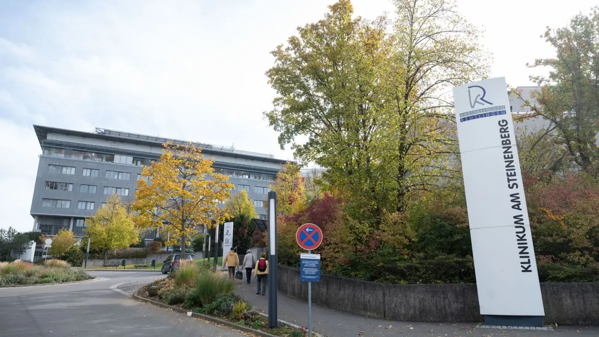 Klinikum am Steinenberg: ARCHIV - 20.10.2020, Baden-Württemberg, Reutlingen: Ein Schild weist auf das Klinikum am Steinenberg der Kreiskliniken Reutlingen hin. Wegen der steigenden Zahl von Corona-Neuinfektionen schränken erste Kliniken wieder Besuche ein. (zu dpa: «IT-Ausfall in Kreiskliniken Reutlingen - OPs verschoben») Foto: Marijan Murat/dpa +++ dpa-Bildfunk +++