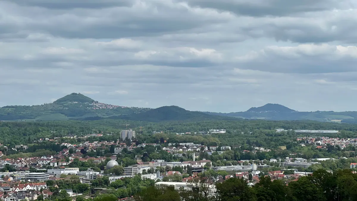 Blick auf Göppingen, Hohenstaufen, Hörnle, Rechberg (v.l.), Landkreis Göppingen (vom Hubschrauberlandeplatz der Klinik)